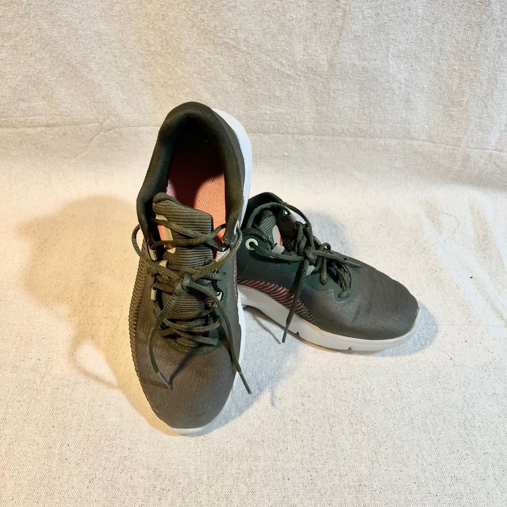 NIKE Airmax 2 Olive Green Size 6